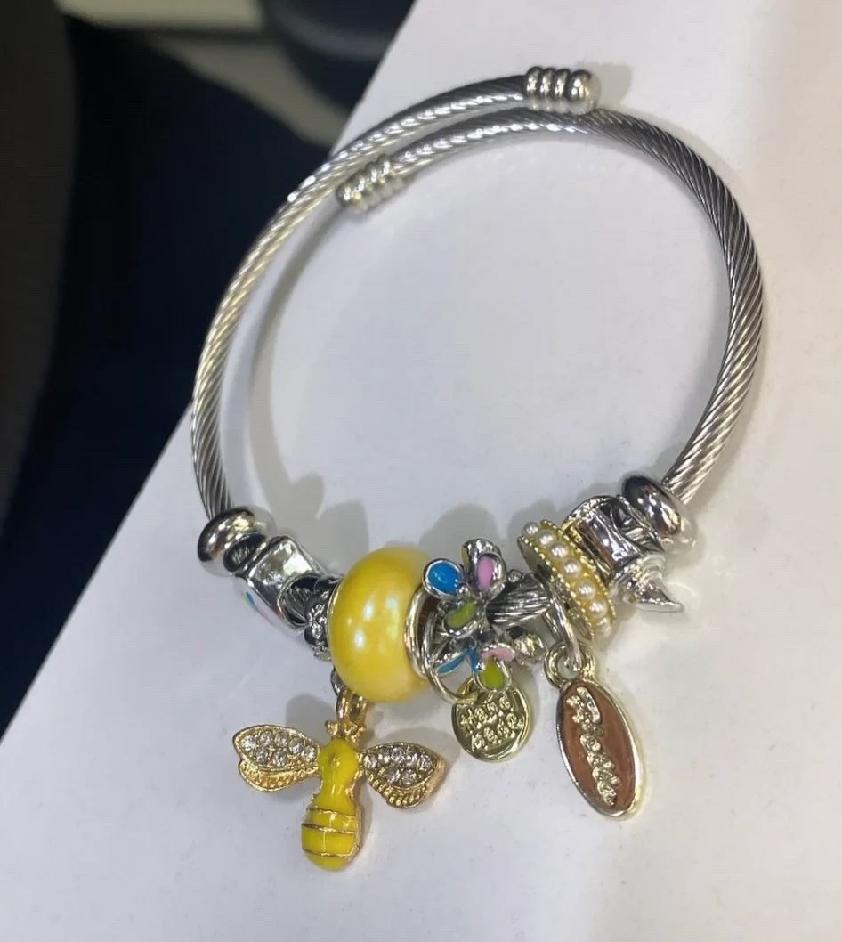 Women’s Fashion Bee Bracelet – Yellow Bee Pendant, Nature-Themed Metal Bangle