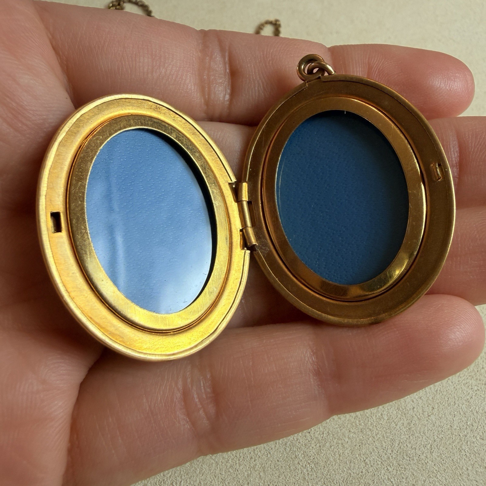 Vintage Gold Tone Oval Floral Engraved Photo Locket Necklace