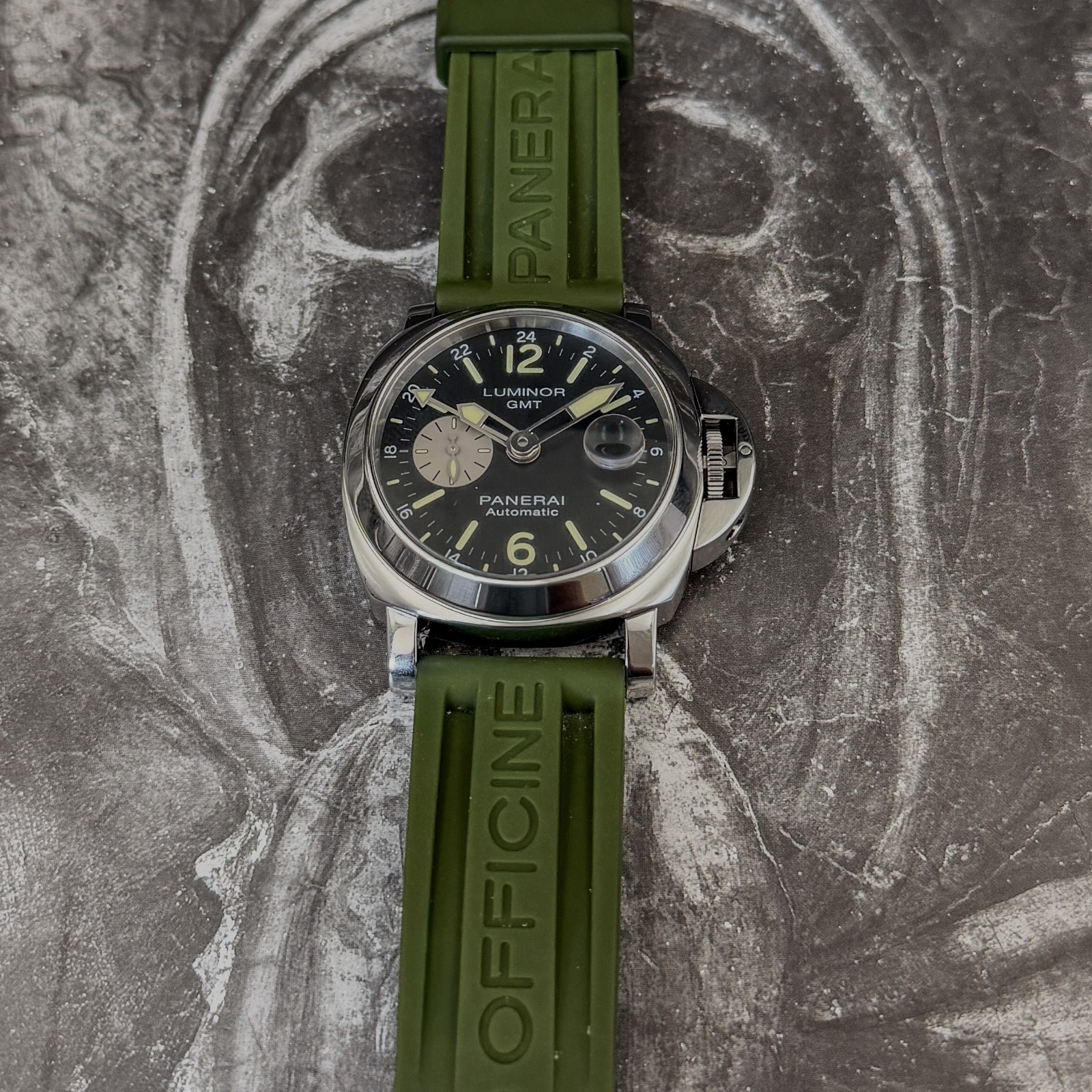 Panerai Luminor GMT PAM01088 | Full Set | Extra OEM Green Rubber Strap
