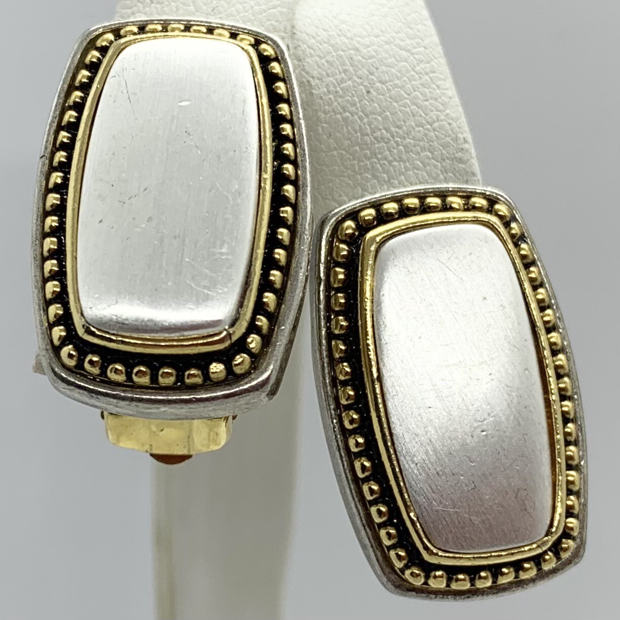 VTG CHIC SATIN BRUSHED SILVER GOLD PEBBLED STUDDED RECTANGULAR EARRINGS CLIP-ON