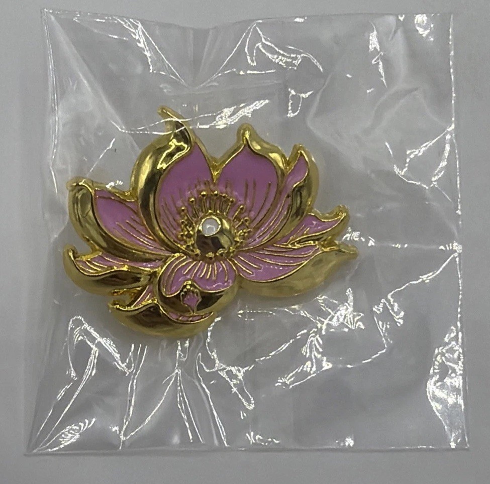 wizards lotus flower pin pink gold Magic The Gathering