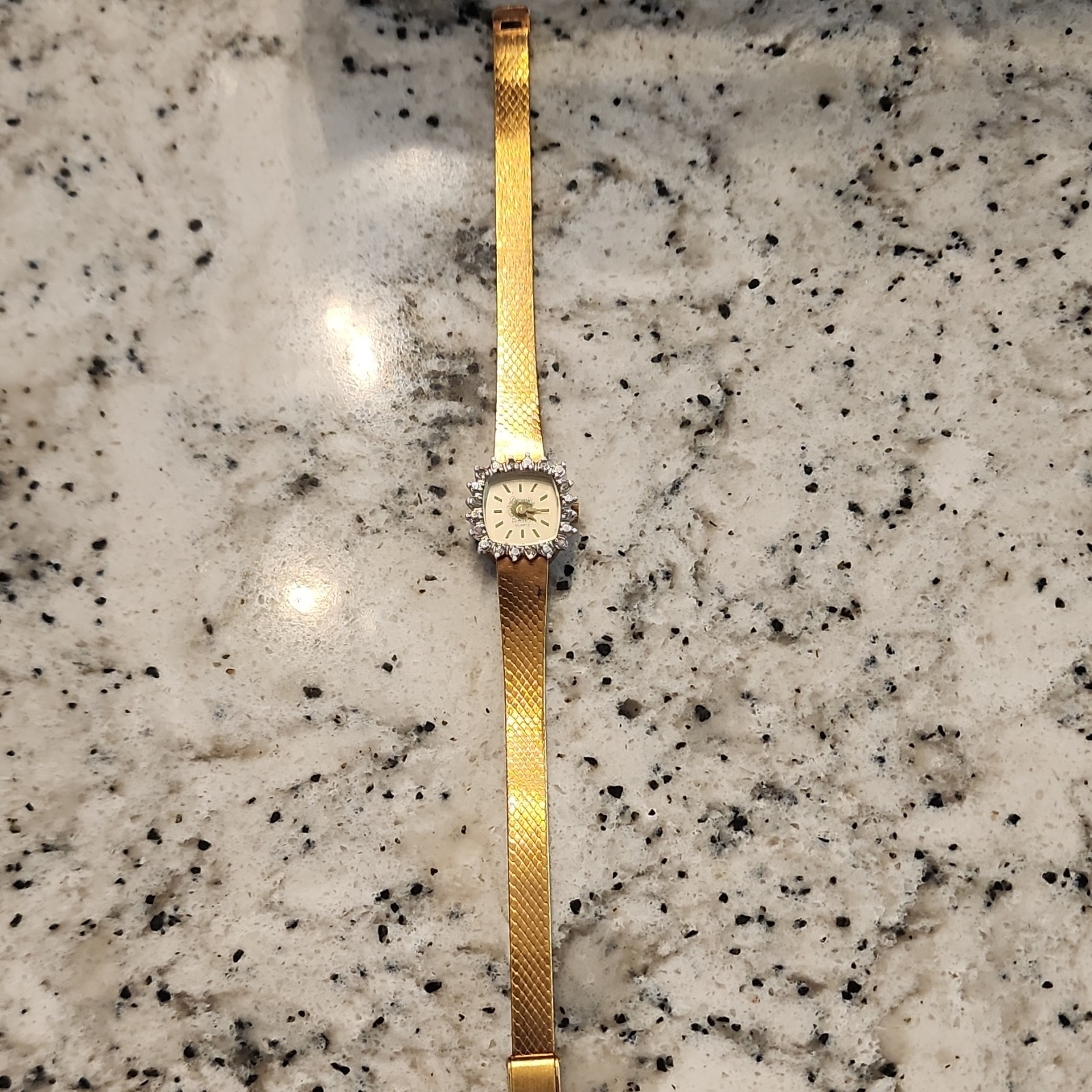 Seiko Quartz Women’s Gold Tone Mesh Band White Dial Arabic Numerals Analog