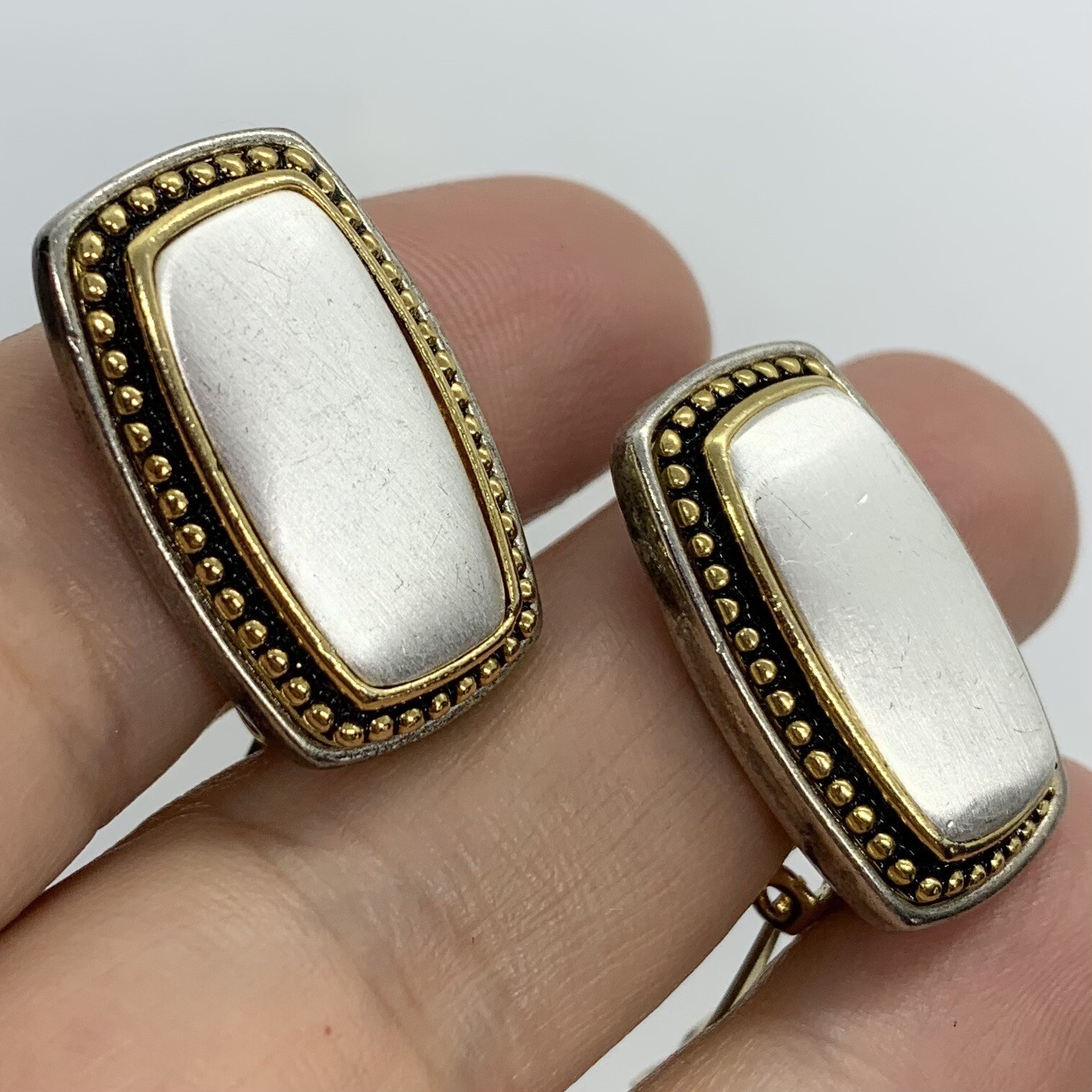 VTG CHIC SATIN BRUSHED SILVER GOLD PEBBLED STUDDED RECTANGULAR EARRINGS CLIP-ON