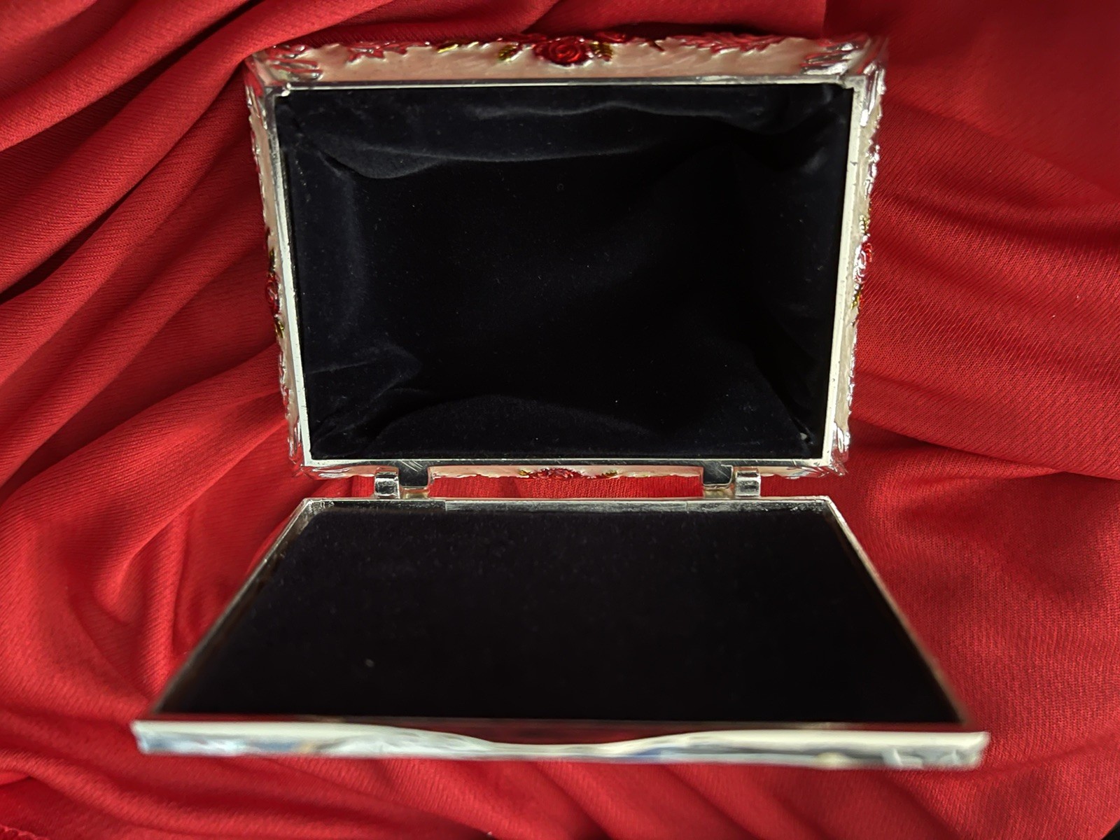 Gorgeous Vintage Red Roses 🌹 Flower Jewelry Box.