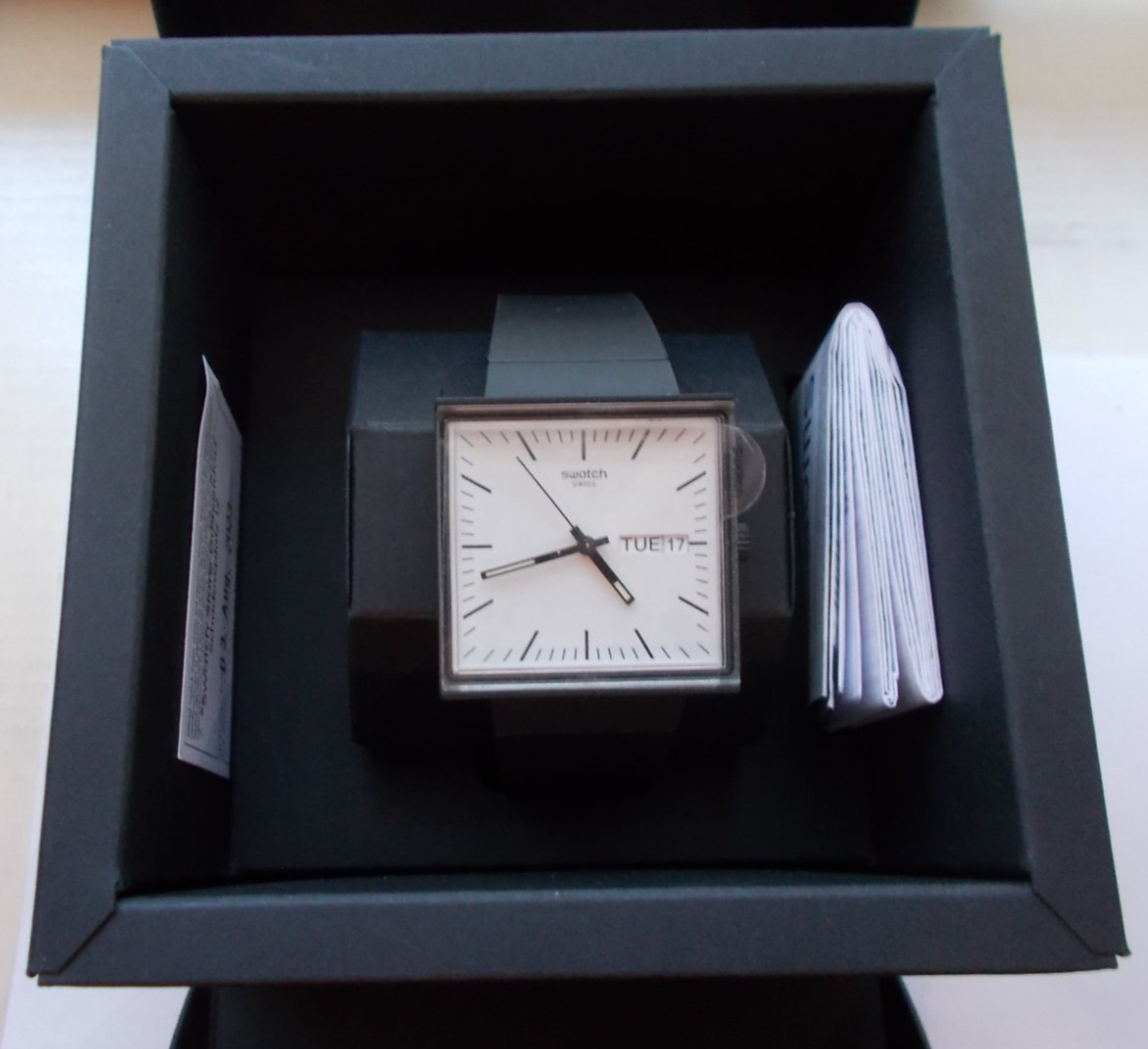 SWATCH ” WHAT IF BLACK ” SO34B700 PRISTINE BOX WOW