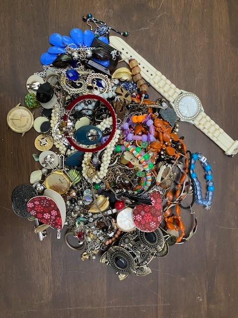 2.25 Pound Wearable Vintage To Modern Costume Jewelry Lot 100+ Pieces (G)