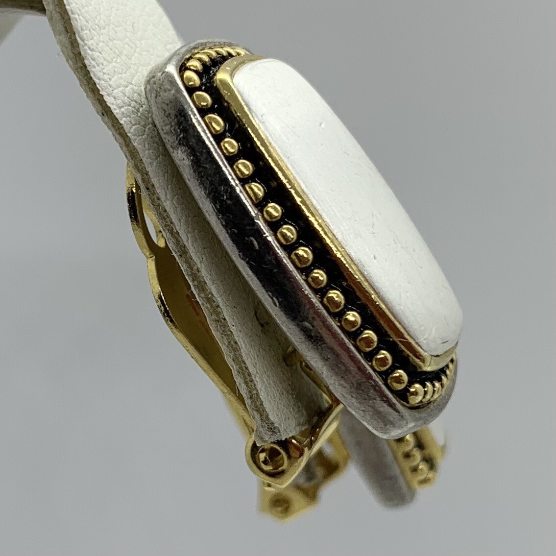VTG CHIC SATIN BRUSHED SILVER GOLD PEBBLED STUDDED RECTANGULAR EARRINGS CLIP-ON