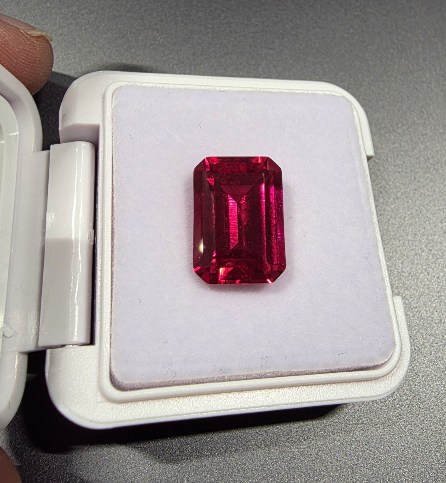 10x14mm 10.5ct Natural Pigeon Blood Ruby Pass UV Test VVS Emerald Cut Stone