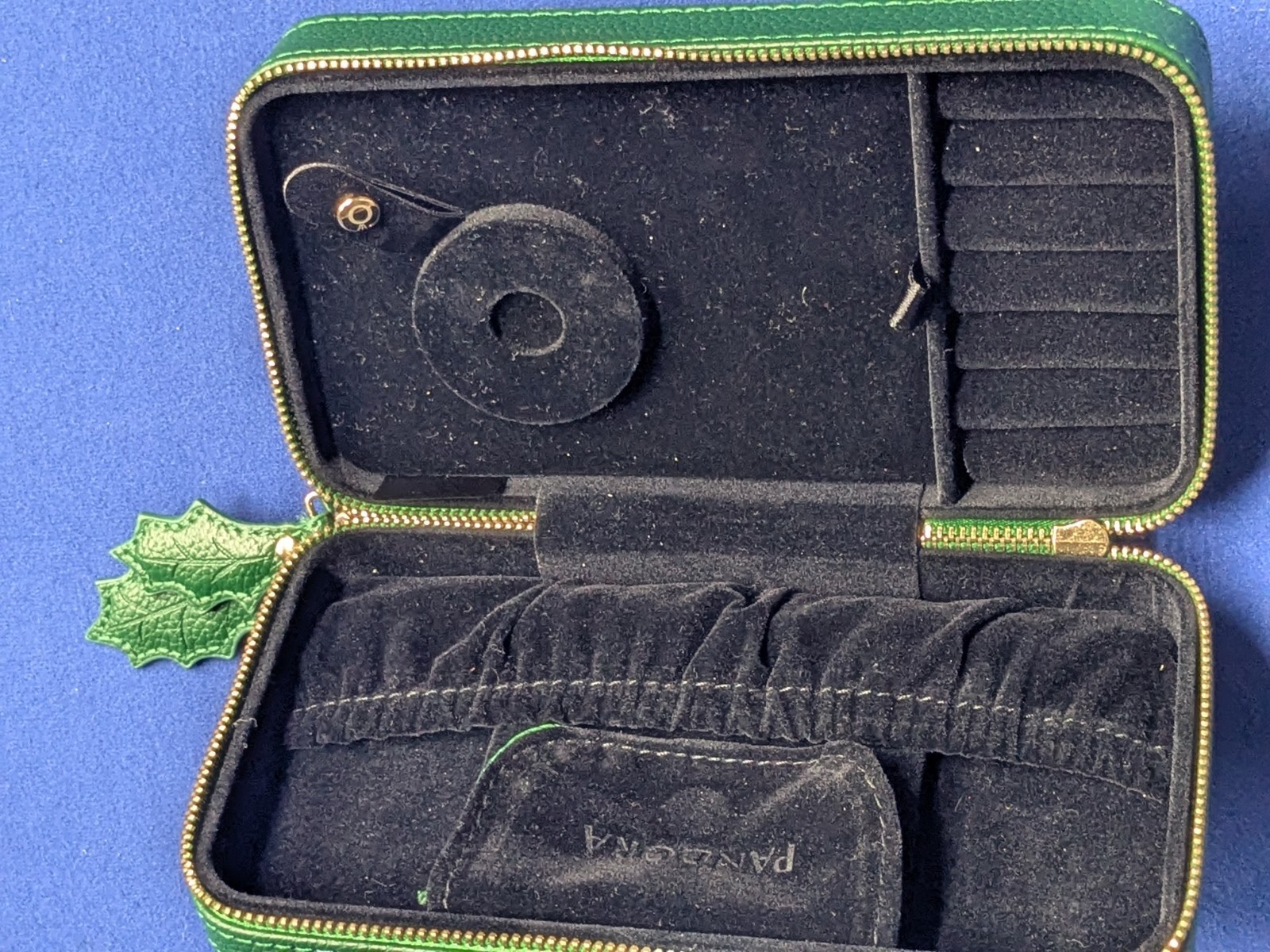 PANDORA Limited Edition Green Leather Travel Jewelry Case Wristlet Pouch Leaf.
