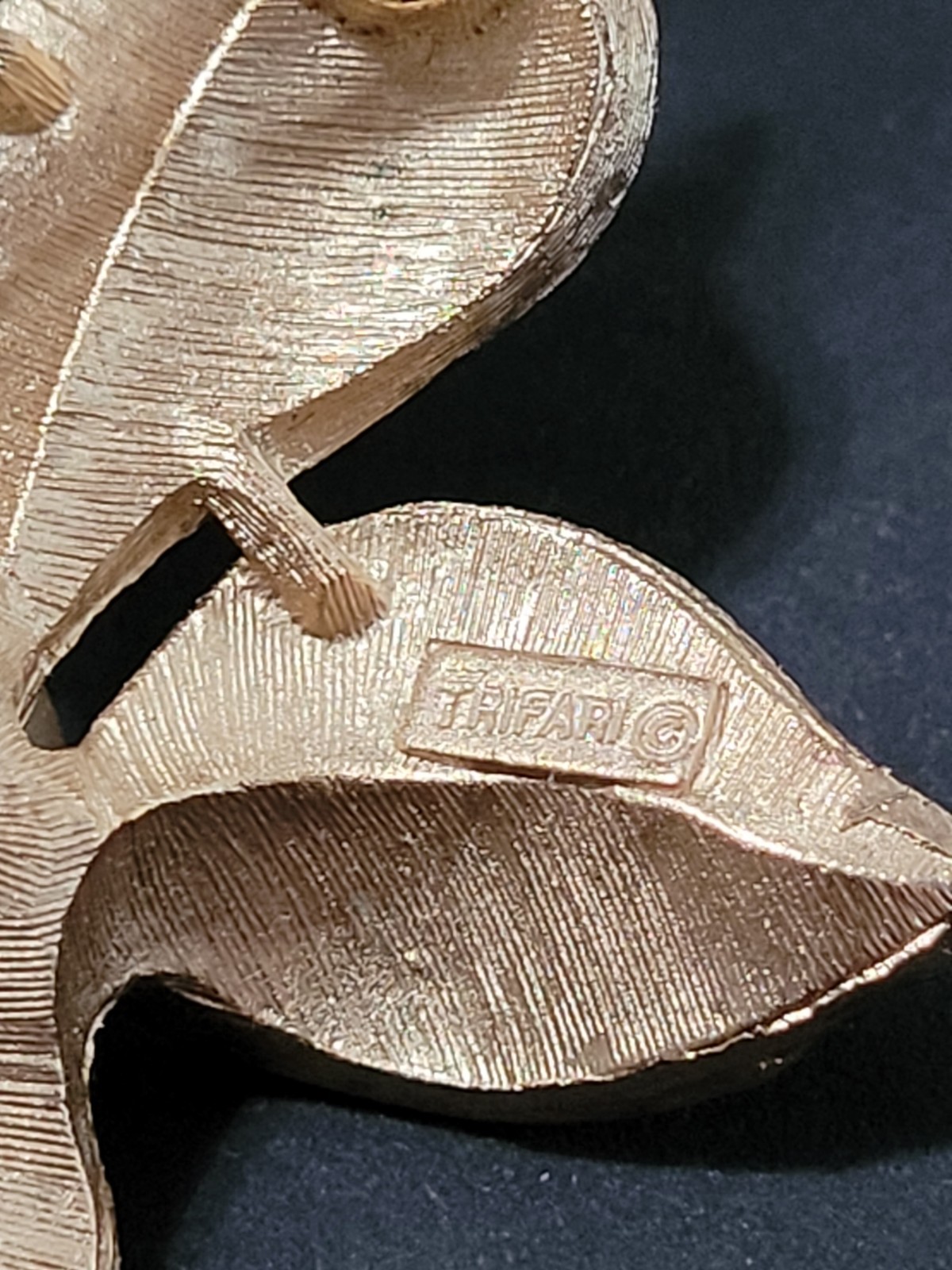 Vintage TRIFARI Satin Brushed Gold Tone Faux Pearl Leaf Leaves PIN Brooch