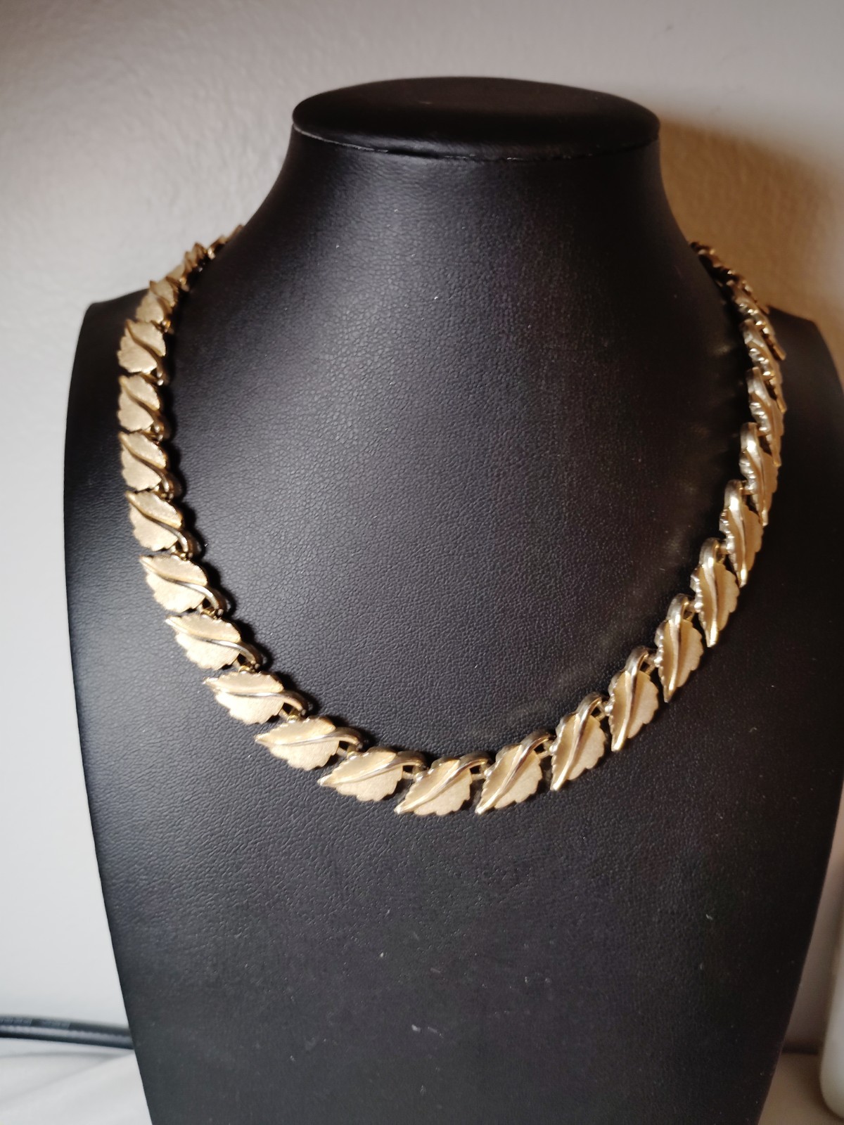 Vintage Signed Trifari Gold Tone Leaf Link Necklace Brushed Satin 16-18″