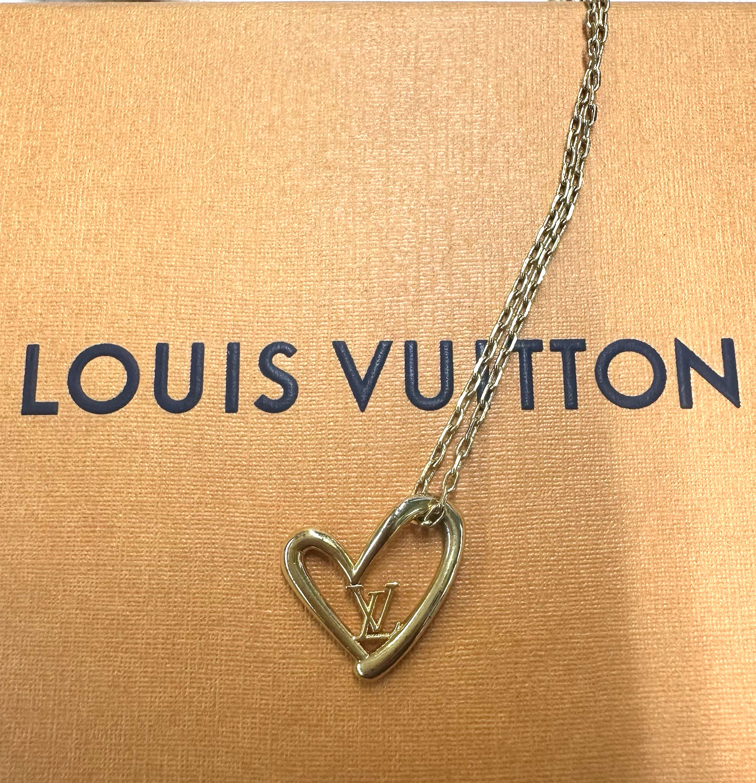 Louis Vuitton Collier Heart Foreign Love Necklace Gold Plated – Dust bag/Box