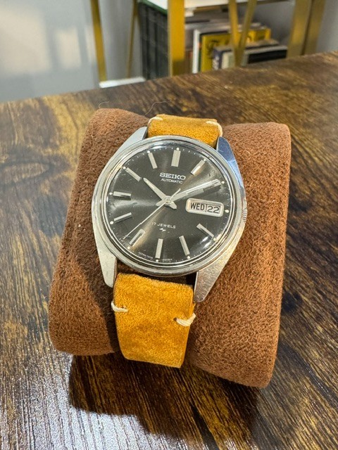 Vintage Seiko 7006-8007 Gray Sunburst Dial Watch Day Date