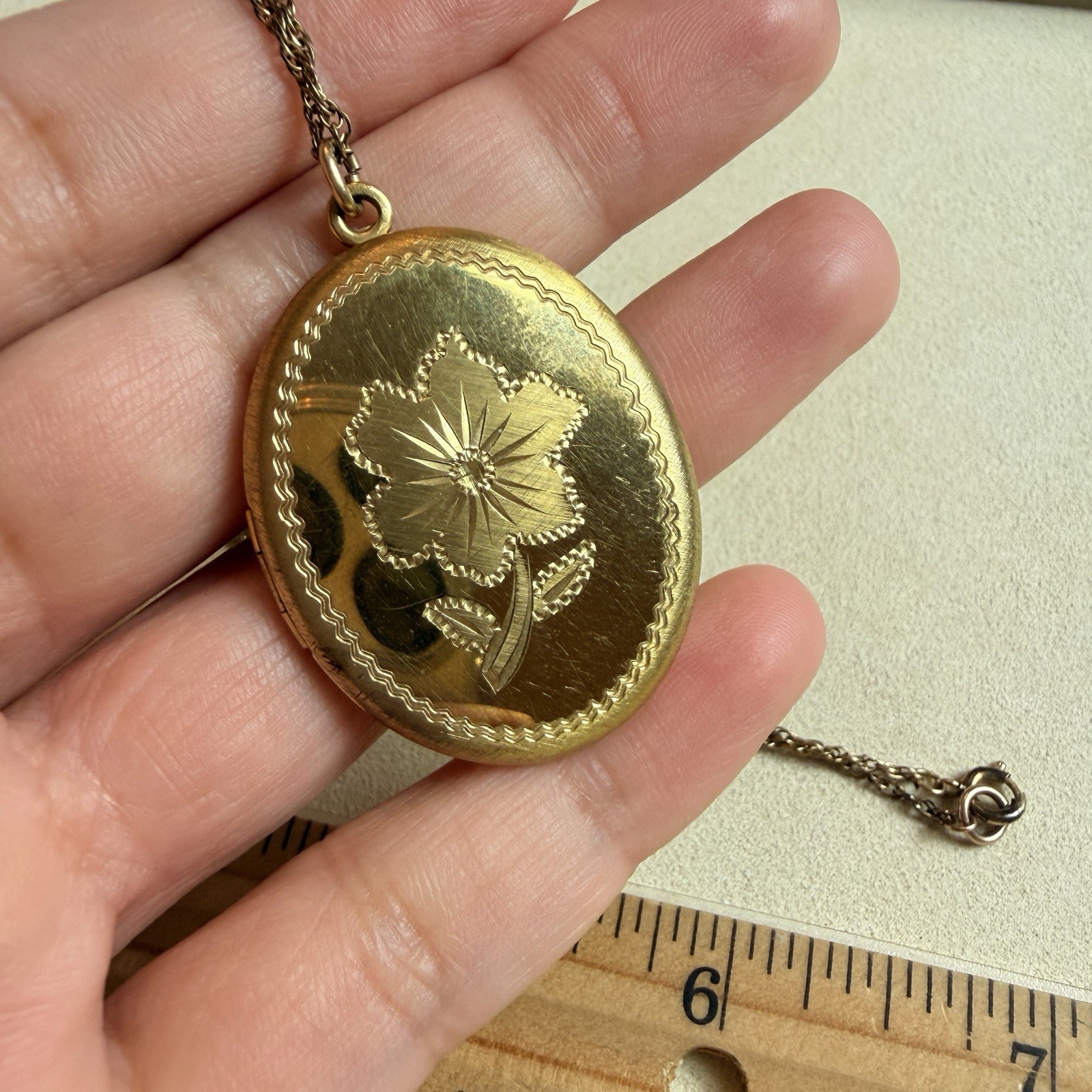 Vintage Gold Tone Oval Floral Engraved Photo Locket Necklace