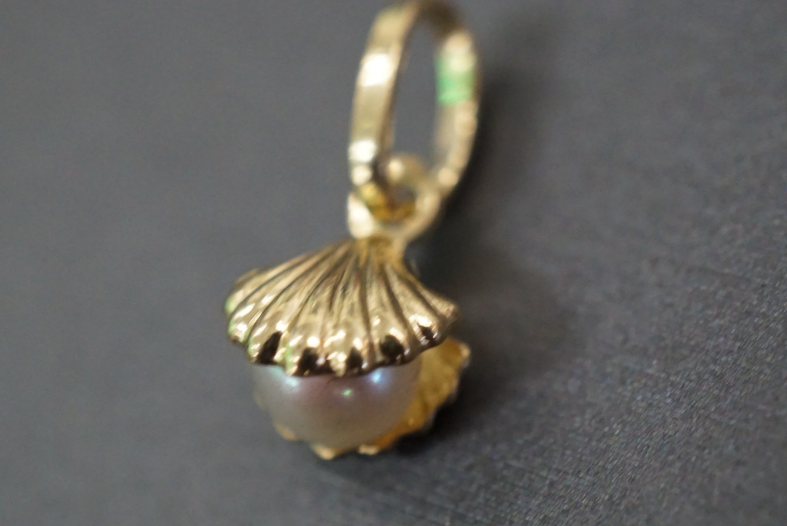 14K Solid Yellow Gold 3D Tiny Shell With 5MM Pearl 0.5″ Charm Pendant.