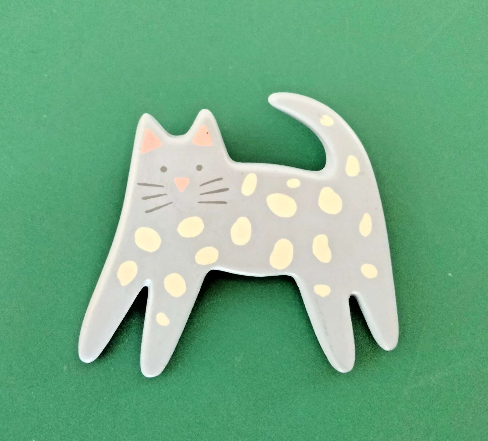 Vintage Ceramic Hallmark CDS Cat Brooch (147 – 2320)