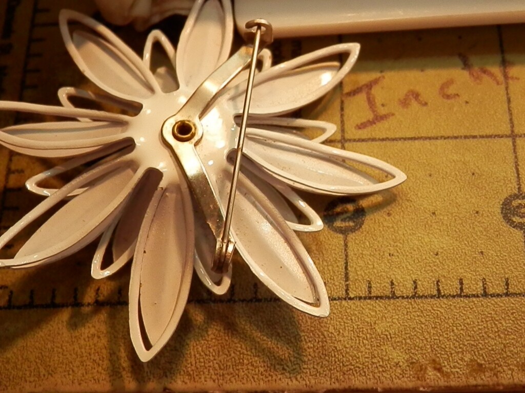 Vintage 50’s Very Light Lavender White Enamel Rare Lovely Flower Brooch 676j3