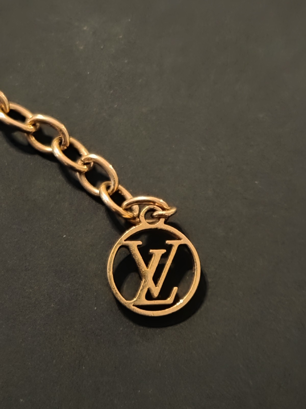 Louis Vuitton Collier LV Iconic Necklace Pendant Gold Rhinestone M00596
