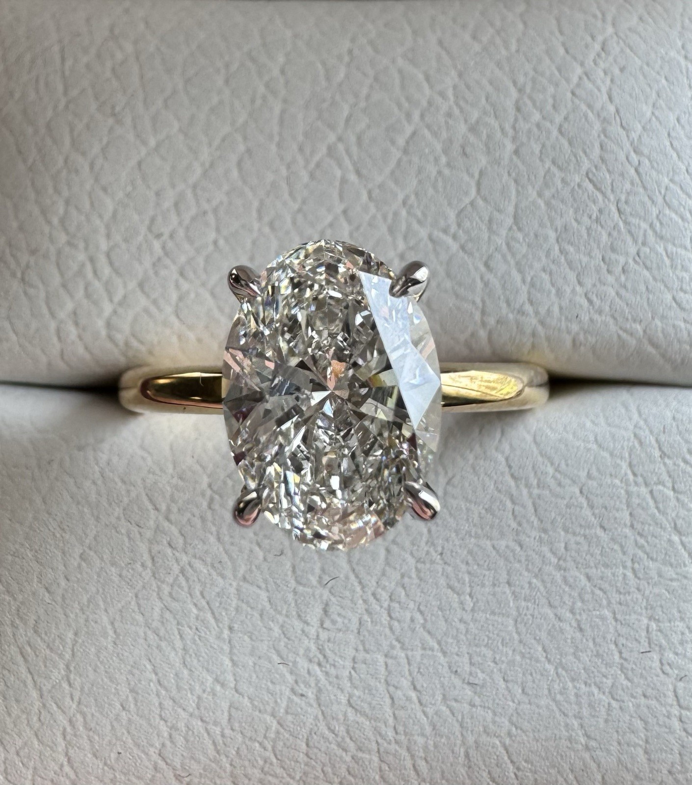 Oval Lab-Grown Diamond Engagement Ring 2.16ct G VS1 18K Yellow Gold IGI