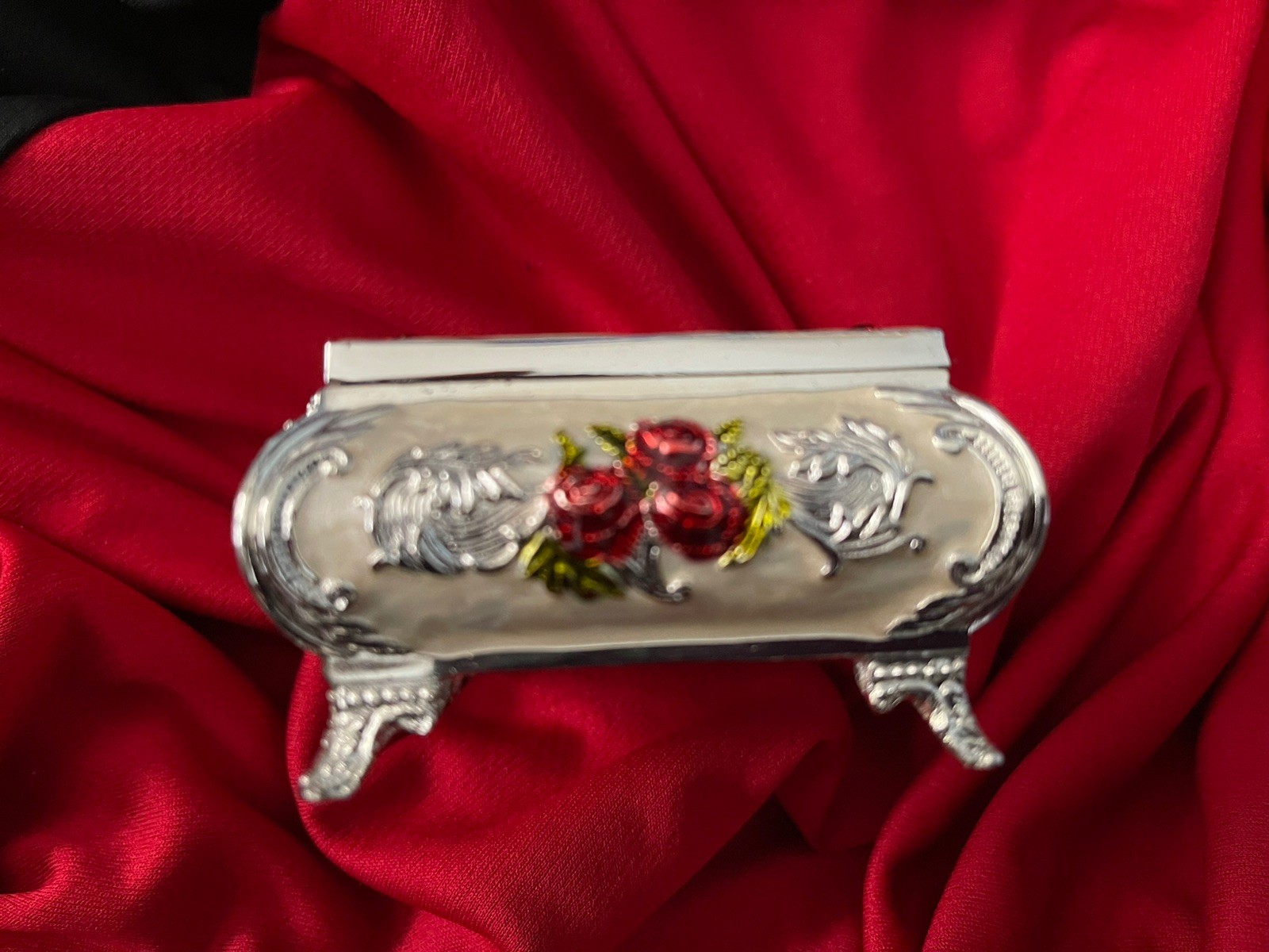 Gorgeous Vintage Red Roses 🌹 Flower Jewelry Box.